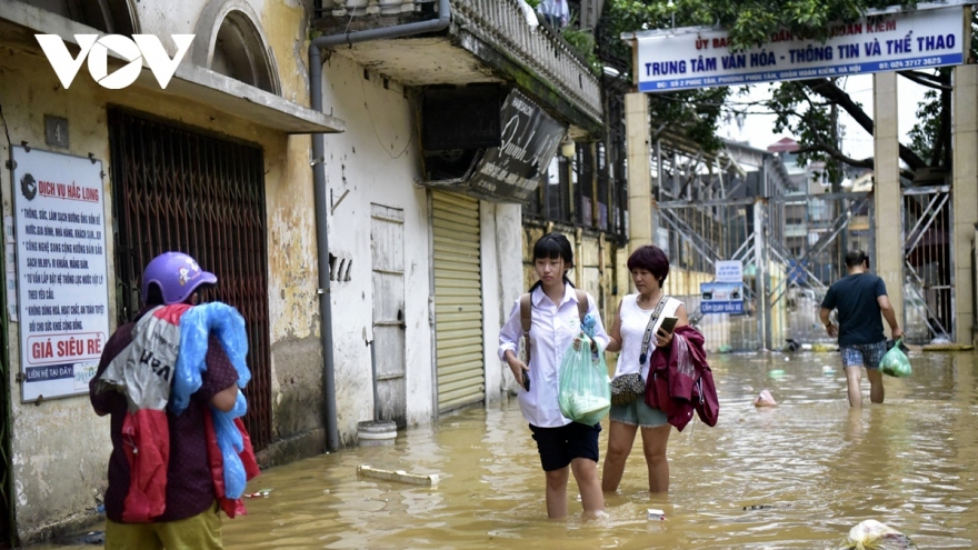 Red River floodwaters recede, heavy rain continues to a lesser extent